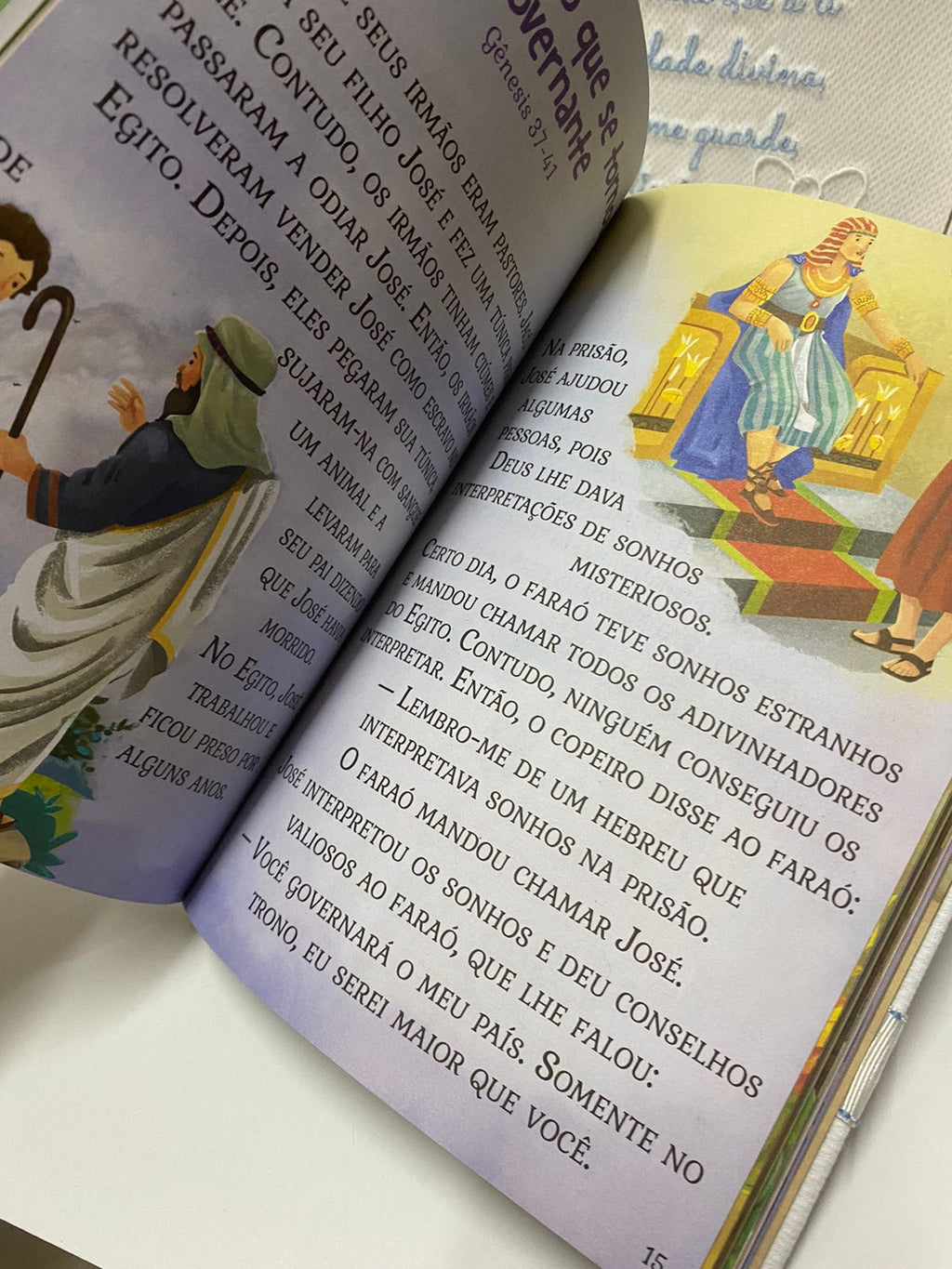 Caixa com biblia ilustrada